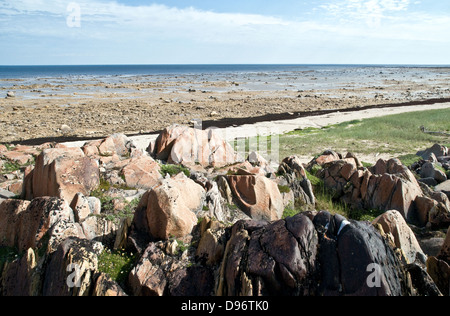 Ein Felsvorsprung an der Westküste der Hudson Bay bei Ebbe im Arktischen Ozean, in Canadian Shield Terrain, in der Nähe von Churchill, Manitoba, Kanada. Stockfoto