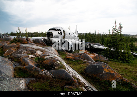 Die C-46 Flugzeug Absturzstelle und Trümmer, bekannt als die "Miss Piggy," die im November 1979 außerhalb der Stadt Churchill, Manitoba, Kanada abgestürzt. Stockfoto