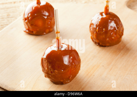 Hausgemachte Taffy Apple gegen einen Hintergrund Stockfoto