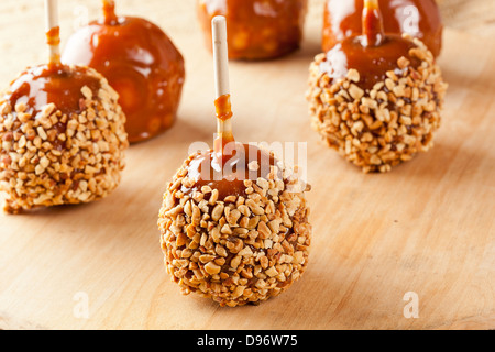 Hausgemachte Taffy Apple mit Erdnüssen gegen einen Hintergrund Stockfoto