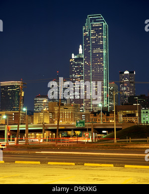 Die Innenstadt von Wolkenkratzern in der Nacht, Dallas, Texas, USA. Stockfoto