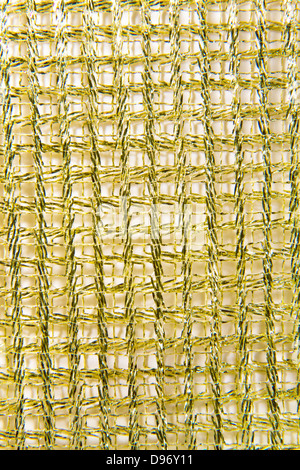 breites Goldband Zöpfe auf weißem Hintergrund Stockfoto