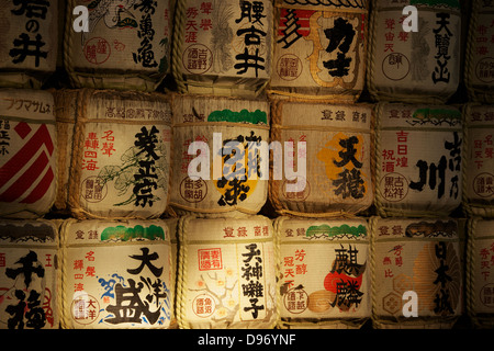 Sake-Fässer im Meiji-Schrein, Tokyo, im goldenen Abendschein gespendet Stockfoto