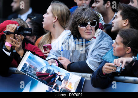 London, UK. 12. Juni 2013. Menschenmenge wartete am Europa-Premiere für MAN OF STEEL bei Empire and Odeon Leicester Square in London. Bild von Julie Edwards Stockfoto