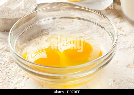 Gelbe Eigelb auf einem bemehlten Boden zurück Stockfoto