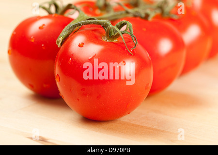 Frische Ogranic reife Tomate auf ein Schneidebrett wodden Stockfoto