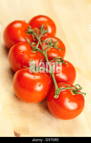 Frische Ogranic reife Tomate auf ein Schneidebrett wodden Stockfoto