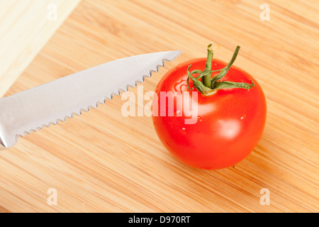 Frische Ogranic reife Tomaten mit einem Messer geschnitten Stockfoto