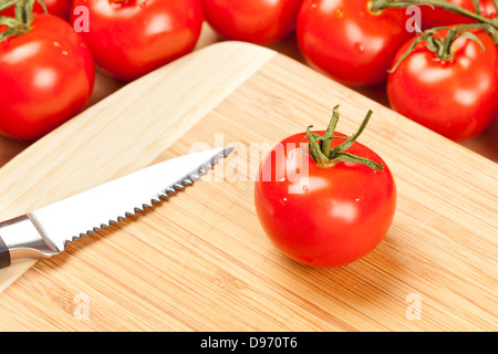 Frische Ogranic reife Tomaten mit einem Messer geschnitten Stockfoto