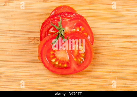 Frische Ogranic reife Tomate auf ein Schneidebrett wodden Stockfoto