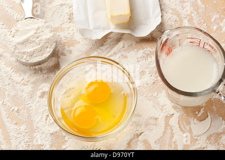 Backzutaten wie Ei, Mehl, Butter und Milch Stockfoto