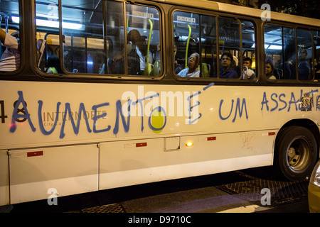 Wirkung von Demonstranten im öffentlichen Akt gegen erhöhten Fahrpreis in Rio De Janeiro Stockfoto