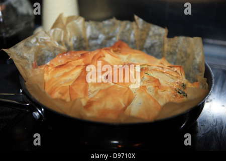Spinat und Feta Filo Pie gerade aus dem Ofen und in Backpapier umgeben Stockfoto