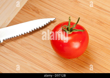 Frische Ogranic reife Tomaten mit einem Messer geschnitten Stockfoto