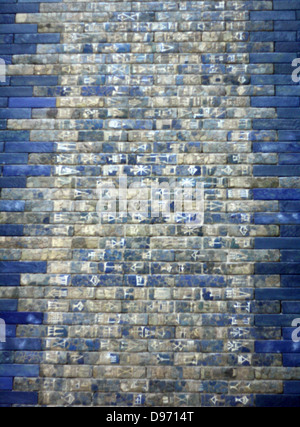 Wiederaufbau der Ishtar Tore, Babylon (Im Pergamon Museum, Berlin). Die Tore wurden in 575 v. Chr. im Auftrag von König Nebukadnezar II. im Norden der Stadt gebaut. Inschrift des Königs Nebukadnezar II. Das Ischtar-tor war das achte Tor zum inneren Stadt Babylon. Der babylonischen Göttin Ishtar, das Tor mit glasierten Ziegeln mit abwechselnd bas-relief gebaut wurde eingeweiht Stockfoto