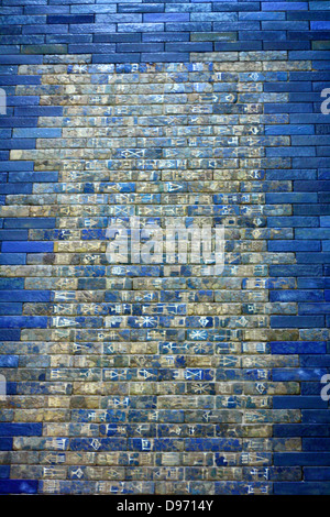 Wiederaufbau der Ishtar Tore, Babylon (Im Pergamon Museum, Berlin). Die Tore wurden in 575 v. Chr. im Auftrag von König Nebukadnezar II. im Norden der Stadt gebaut. Inschrift des Königs Nebukadnezar II. Das Ischtar-tor war das achte Tor zum inneren Stadt Babylon. Der babylonischen Göttin Ishtar, das Tor mit glasierten Ziegeln mit abwechselnd bas-relief gebaut wurde eingeweiht Stockfoto