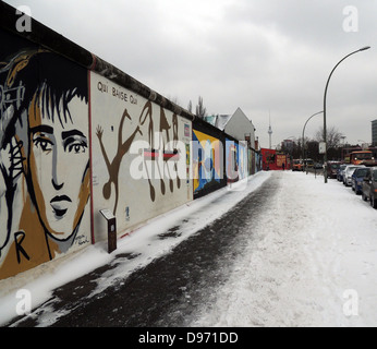 Die Berliner Mauer 1961-1989. Graffiti auf der verbleibende Teil der Wand. Die Barriere der DDR gebaut, dass völlig abgeschnitten (auf dem Land), West-Berlin aus der DDR und aus Ostberlin. Die Barriere inbegriffen Wachtürme entlang großer Betonwände, die umschrieben (später als "Tod" bekannt), Anti-Fahrzeug Gräben und sonstige Abwehr enthalten. Rund 5000 Menschen haben versucht, über die Mauer zu erhalten, mit einem blutzoll von über 600. Stockfoto