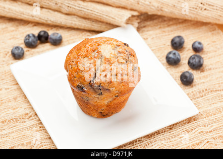 Eine frische hausgemachte Blueberry Muffin mit Heidelbeeren Stockfoto