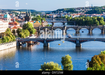 Blick auf Prag und Brücken über den Fluss Vltava (Moldau) Tschechien. Berühmte Karlsbrücke ist der zweite von unten. Stockfoto