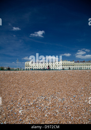 Brunswick Terrace, Brighton, wie an einem Sommertag mit tiefblauen Himmel vom Strand gesehen Stockfoto