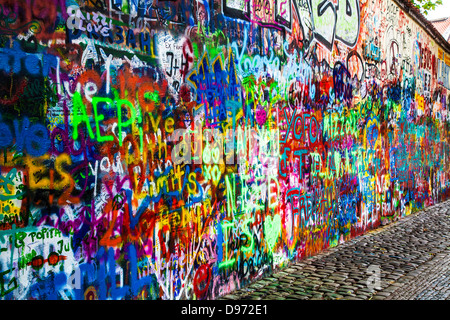 Graffiti an der John-Lennon-Mauer in Prag, Praha, Tschechische Republik, Česká Republika, Europa Stockfoto