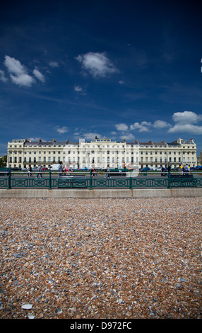 Brunswick Terrace, Brighton, wie an einem Sommertag mit tiefblauen Himmel vom Strand gesehen Stockfoto