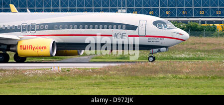 "DB Air One", die mit Lackierung im Stil eines ICE-Zuges der Deutschen Bahn (Deutsche Bahn) ausgelegt ist, das Flugzeug startet am Flughafen Hannover in Langenhagen, Deutschland, 12. Juni 2013. Die Boeing 737-800 ist ein Flugzeug der Fluggesellschaft TUI Fly und wirbt für die Deutsche Bahn unter dem Motto "mit dem Zug zum Flug". Foto: JULIAN STRATENSCHULTE Stockfoto