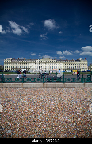 Brunswick Terrace, Brighton, wie an einem Sommertag mit tiefblauen Himmel vom Strand gesehen Stockfoto