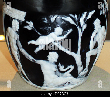 Die Portlandvase. Cameo Glas, wahrscheinlich in Rom ca. 15 BC-AD 25. Die Portlandvase ist eines der schönsten erhaltenen Stücke römische Glas, und ist nach dem Herzog von Portland, der es von 1785 bis 1945 benannt. Es cameo Glas eine Technik, in der Schiffe und Plaques, manchmal frei geblasen, manchmal geworfen, mit zwei Schichten von Glas erstellt werden. Die äußere Schicht (meist weiß) ist von der zugrunde liegenden dunkle Schicht (normalerweise blau) an dekorativen Szenen und Muster geschnitzt. Stockfoto