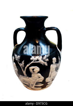 Die Portlandvase. Cameo Glas, wahrscheinlich in Rom ca. 15 BC-AD 25. Die Portlandvase ist eines der schönsten erhaltenen Stücke römische Glas, und ist nach dem Herzog von Portland, der es von 1785 bis 1945 benannt. Es cameo Glas eine Technik, in der Schiffe und Plaques, manchmal frei geblasen, manchmal geworfen, mit zwei Schichten von Glas erstellt werden. Die äußere Schicht (meist weiß) ist von der zugrunde liegenden dunkle Schicht (normalerweise blau) an dekorativen Szenen und Muster geschnitzt. Stockfoto