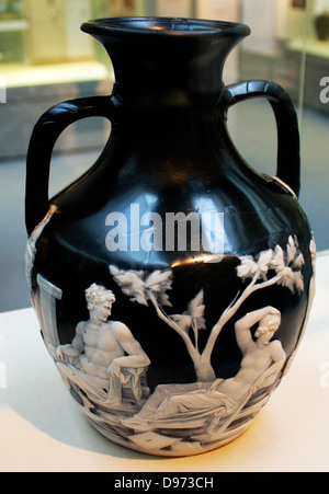 Die Portlandvase. Cameo Glas, wahrscheinlich in Rom ca. 15 BC-AD 25. Die Portlandvase ist eines der schönsten erhaltenen Stücke römische Glas, und ist nach dem Herzog von Portland, der es von 1785 bis 1945 benannt. Es cameo Glas eine Technik, in der Schiffe und Plaques, manchmal frei geblasen, manchmal geworfen, mit zwei Schichten von Glas erstellt werden. Die äußere Schicht (meist weiß) ist von der zugrunde liegenden dunkle Schicht (normalerweise blau) an dekorativen Szenen und Muster geschnitzt. Stockfoto