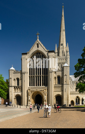 Norwich Kathedrale Norfolk England UK von Erpingham Tor gesehen Stockfoto