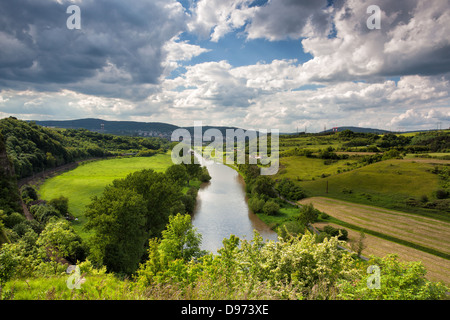 Blick vom Berg ins Tal mit dem Fluss Berounka Stockfoto