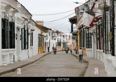 Weißen und gelben Häusern im Kolonialstil in Mompos (Mompox), Santa Cruz de Mompox, Kolumbien, Südamerika Stockfoto