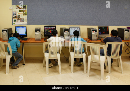 Bedouin Kinder mit Computern an einem Tag in Tirabin al-Sana Dorf gebaut für den Tarabin Stamm auch als Al-Tirabin in der Wüste Negev im Süden Israels entfernt bekannt Stockfoto