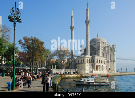 ISTANBUL, TÜRKEI. Der Bosporus Waterfront in Ortaköy, mit Nikogos Balyans Mecidiye Moschee (1853 – 1855) dominieren die Szene. Stockfoto