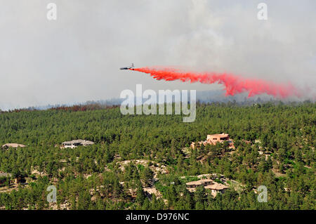 Eine DC-10 Air Tanker Tropfen feuerverzögernd, bei der die Schwarzwälder Löschangriff 12. Juni 2013 in El Paso County, Colorado. Mehr als 100 Häuser haben im Feuer südlich von Colorado Springs, CO verbrannt. Stockfoto