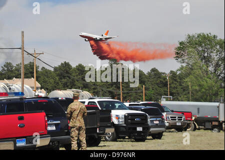 Eine DC-10 Air Tanker Tropfen feuerverzögernd, bei der die Schwarzwälder Löschangriff 12. Juni 2013 in El Paso County, Colorado. Mehr als 100 Häuser haben im Feuer südlich von Colorado Springs, CO verbrannt. Stockfoto