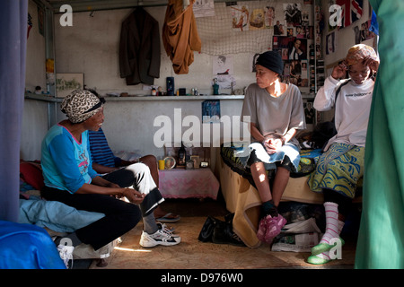 <p>Shirley Freunde Chat in Schlafzimmer-Dose nach Hause sie gewaltsam zu Blikkiesdorp verschoben wurden, nach Aufenthalten in Seapoint 15 Jahre Stockfoto