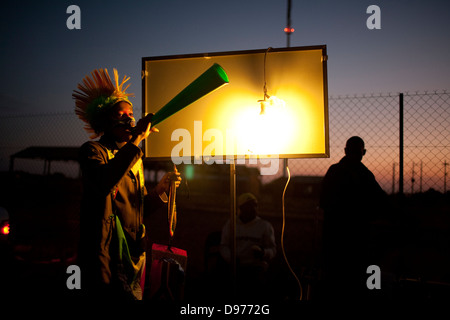 Bafana Bafana Fan tragen bunte Perücke bläst Vuvuzela Fan Park in Eldorado in Limpopo Südafrika In Polokwane Stockfoto