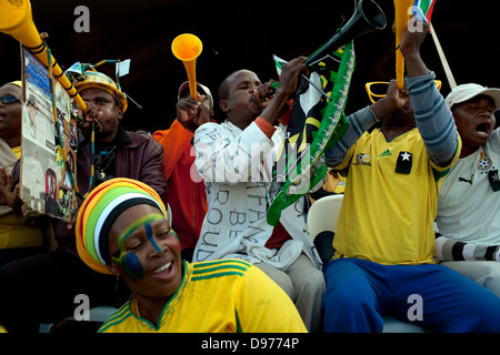 Fußball Fans Schlag Vuvuzelas jubeln public-Viewing-Bereich, den sie gerade FIFA World Cup Eröffnung zwischen Bafana Bafana Mexiko entsprechen Stockfoto