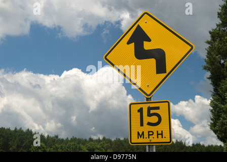 15 km/h Höchstgeschwindigkeit auf scharfe Kurve Zeichen USA Stockfoto