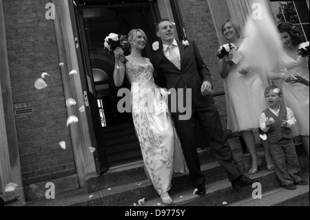 Lucy und Ben binden Sie den Knoten, Pitzhanger Manor Walpole Park, Ealing biegen Sie dann links Ham Polo Club Bilder und Copyright Nick Cunard nick@nickcunard.co.uk Stockfoto