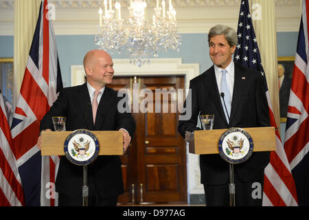 US-Außenminister John Kerry mit britischen Außenminister William Hague Fragen während einer Pressekonferenz nach ihrem bilateralen Treffen an das Department of State. Stockfoto