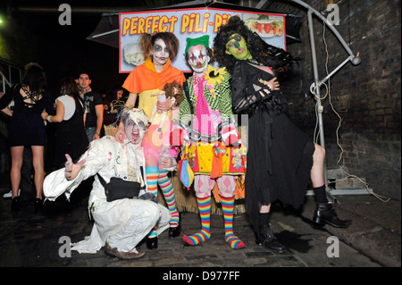 Unter Halloween als ihre Aufforderung, Londons Brick Lane und rund um Shoreditch hat wirklich das Boot gestern Abend. In unter den traditionellen Show Vamps, Zombies und dergleichen gab es einige besonders verdorbenen Zeichen stapfen, Straßen, Bars und Geschäften. Einige hatten so lange gedauert in immer bereit, dass sie nicht in der Lage, in ihrem Verein Wahl bekommen. Trotz der viel diskutierte Auswirkungen der Rezession auf die Beschäftigungsmöglichkeiten der Hauptstadt junger Menschen die Straßen füllten sich mit am meisten schicklich Trübsinn. Bilder und Copyright Nick Cunard Stockfoto