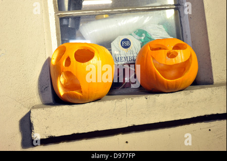 Unter Halloween als ihre Aufforderung, Londons Brick Lane und rund um Shoreditch hat wirklich das Boot gestern Abend. In unter den traditionellen Show Vamps, Zombies und dergleichen gab es einige besonders verdorbenen Zeichen stapfen, Straßen, Bars und Geschäften. Einige hatten so lange gedauert in immer bereit, dass sie nicht in der Lage, in ihrem Verein Wahl bekommen. Trotz der viel diskutierte Auswirkungen der Rezession auf die Beschäftigungsmöglichkeiten der Hauptstadt junger Menschen die Straßen füllten sich mit am meisten schicklich Trübsinn. Bilder und Copyright Nick Cunard Stockfoto