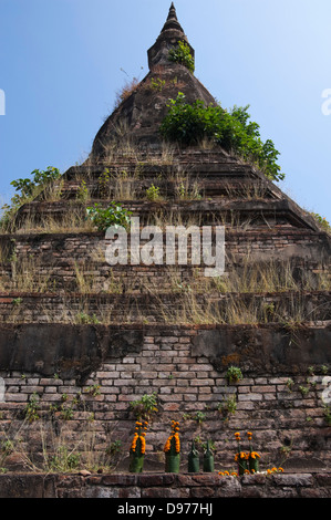 Vertikale Ansicht, dass Dam oder der schwarze Stupa in Vientiane an einem sonnigen Tag. Stockfoto