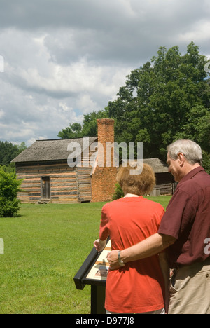 Stock Foto des Paares besuchen Kindheit Zuhause von Präsident James K. Polk in der Nähe von Charlotte, North Carolina, USA. Stockfoto