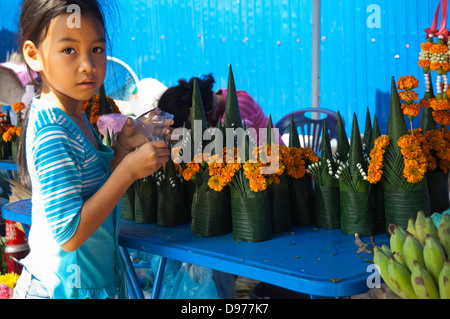 Horizontale nahe Ansicht von handgefertigten Ringelblume Pyramiden aka pha Khuan zum Verkauf auf einem Markt in Laos. Stockfoto