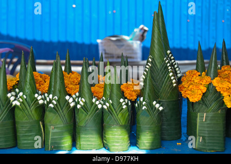 Horizontale nahe Ansicht von handgefertigten Ringelblume Pyramiden aka pha Khuan zum Verkauf auf einem Markt in Laos. Stockfoto